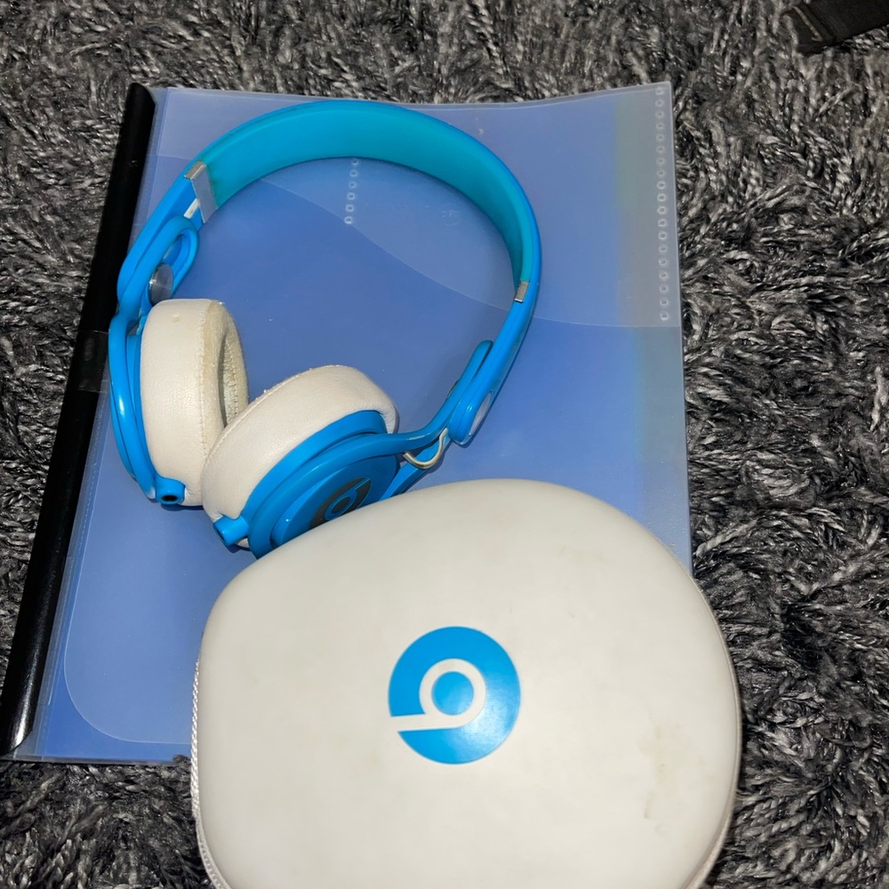BEATS BY DRE. light blue